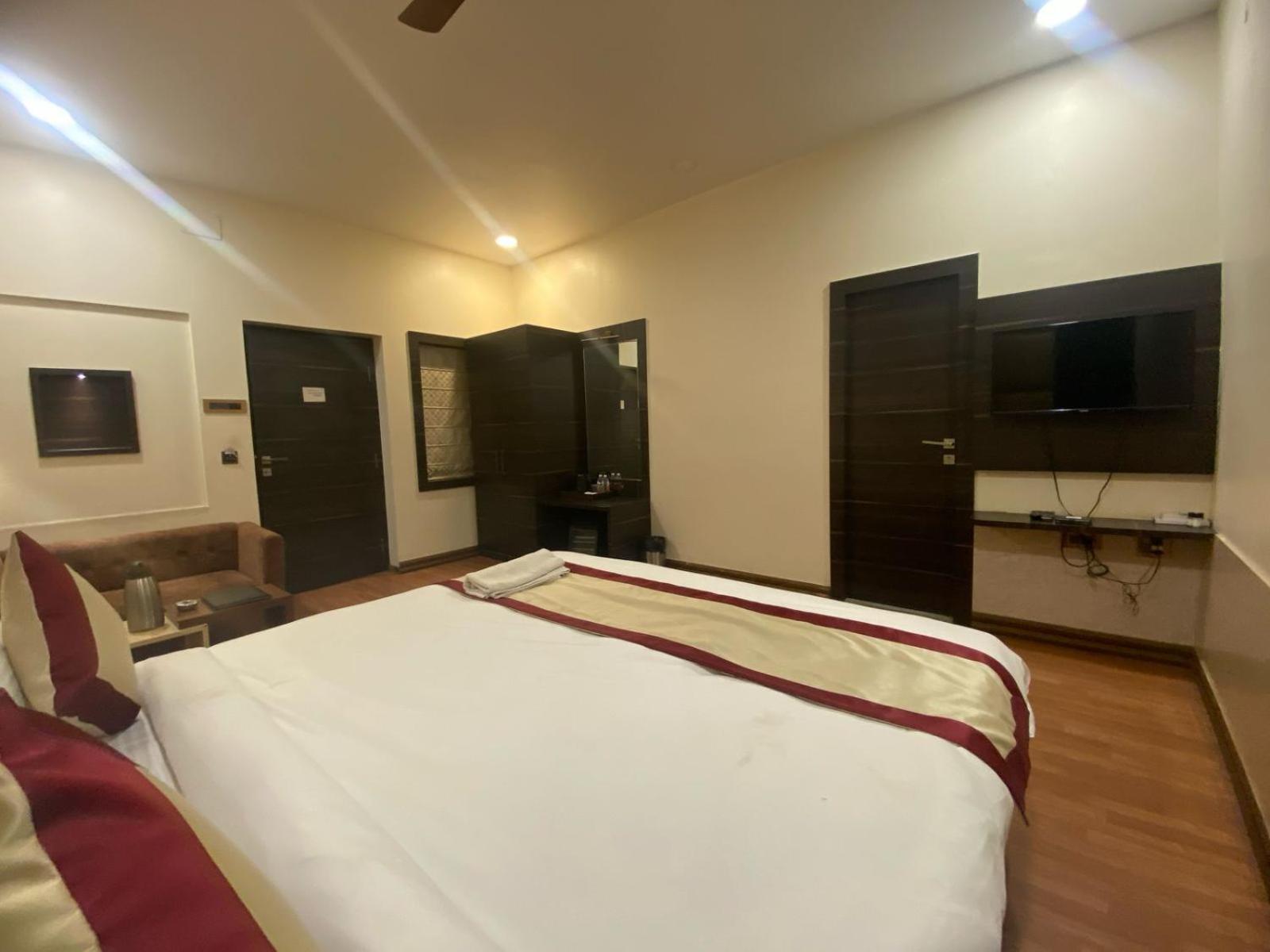 Hotel New Grand Деогар Екстер'єр фото